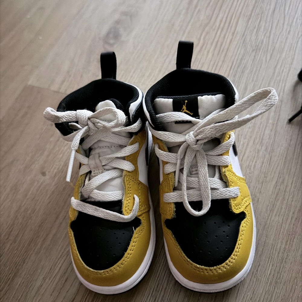 Nike Kids Black and Yellow Sneakers